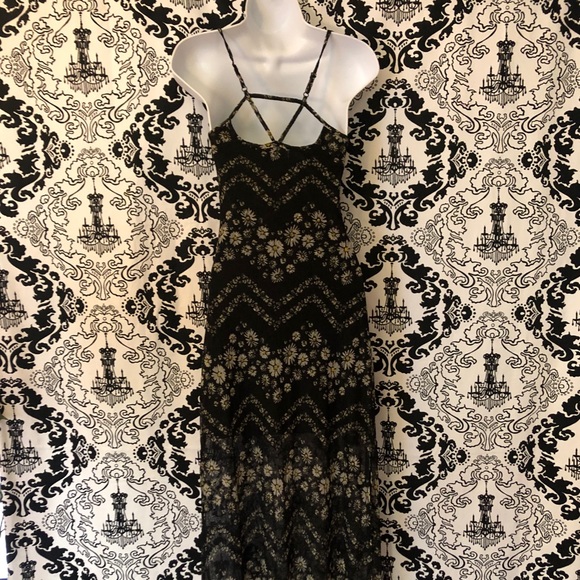 Beautiful Black and Tan Maxi Style Dress - Picture 6 of 8